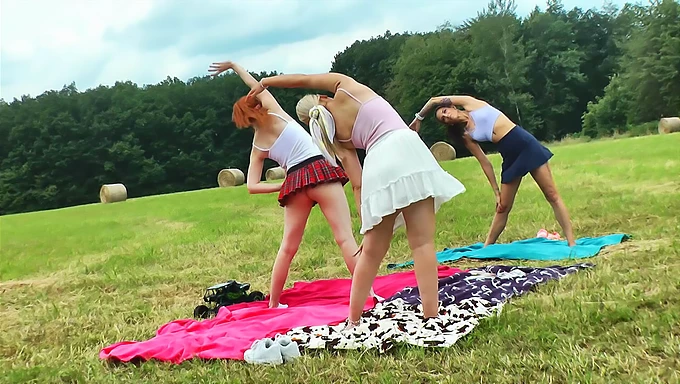 Yoga y gimnasia al aire libre sin bragas en uniforme escolar minifalda con coño apretado y caliente