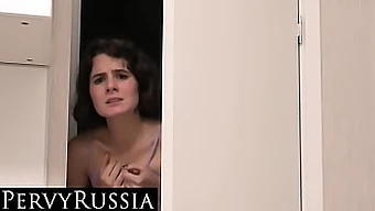 PervyRusia - Ménage à trois adolescente com surpresa, foda na buceta e gozada