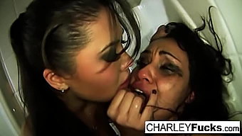 London Keyes et Charley Chase dans une rencontre lesbienne chaude