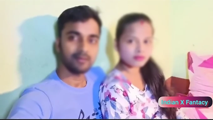 Un couple indien adolescent (18+) devient sauvage et poilu dans une vidéo amateur