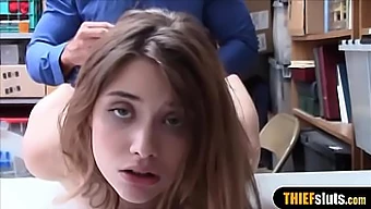 Blonde tiener stiefzus geniet van een grote lul in deze echte pornovideo