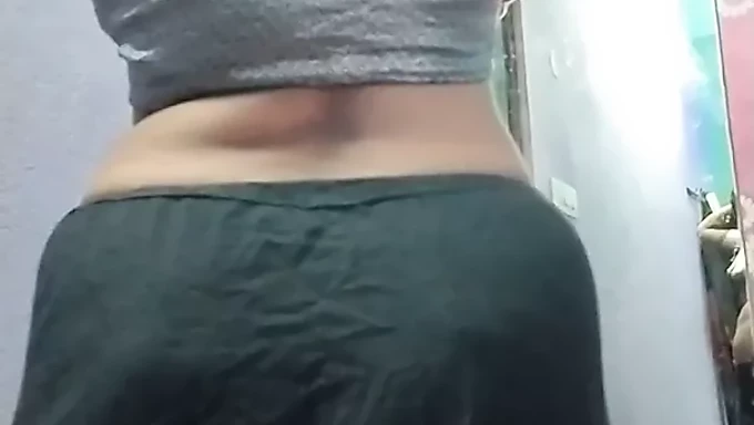 Juego anal de la MILF negra saree Sundari