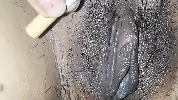 Istri Desi menikmati kontol hitam besar