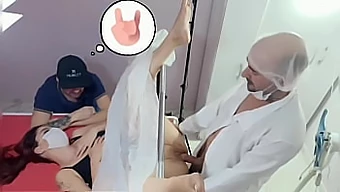 ¡Un esposo visita a su esposa en el médico para un romance público!