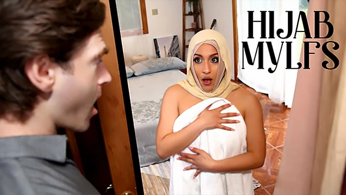 De sensuele ontmoeting van de Hijab-vrouw met een groot geschapen man