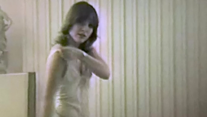 Assista a uma garota vintage dos anos 80 mostrando seus movimentos neste vídeo de striptease de dança