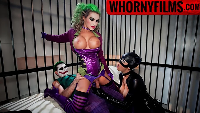 Whoral Films trình diễn một bộ ba cosplay Joker và Cat Woman với deepthroat và blowjob