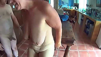 Người phụ nữ trưởng thành bị deepthroat và đụ trong video đụ nhau bằng cách hú