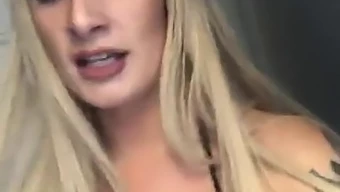 Busty blondinen Lainna White visar upp sin fantastiska fysik i bikini