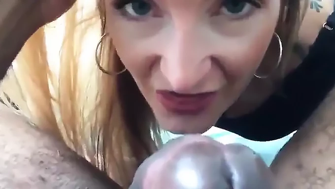 Getatoeëerde brunette geniet van POV pijpbeurt en creampie van grote zwarte lul