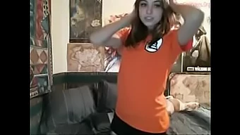 Stripper amateur danse sur la chanson à thème de Goku