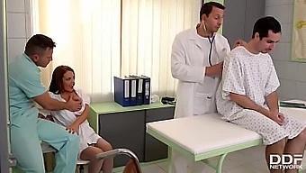 MILF-ul curbate Dominica Phoenix se bucură de dublă penetrare în clinică