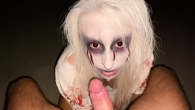 Duitse tiener zoekt sperma op Halloween in zelfgemaakte video