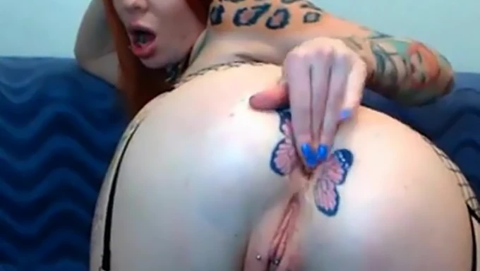 Pelirroja con tatuaje de mariposa es fisting en la webcam