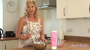 Show en solitario de la MILF Abi: el momento más caliente de ama de casa en la cocina